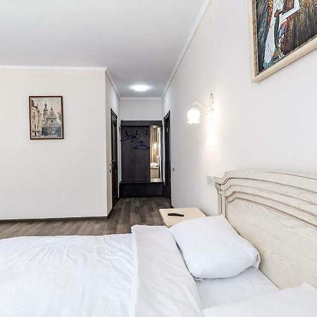 Opera House Apartment 3 Lviv Bagian luar foto