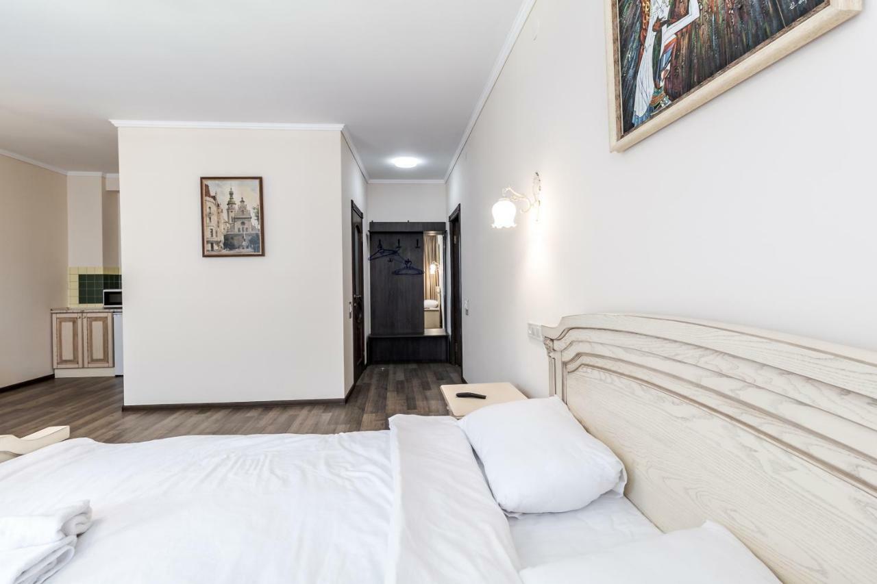 Opera House Apartment 3 Lviv Bagian luar foto