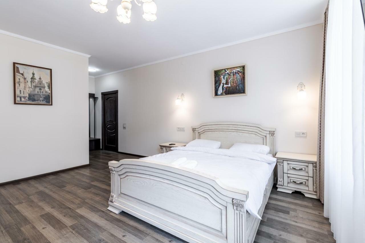 Opera House Apartment 3 Lviv Bagian luar foto